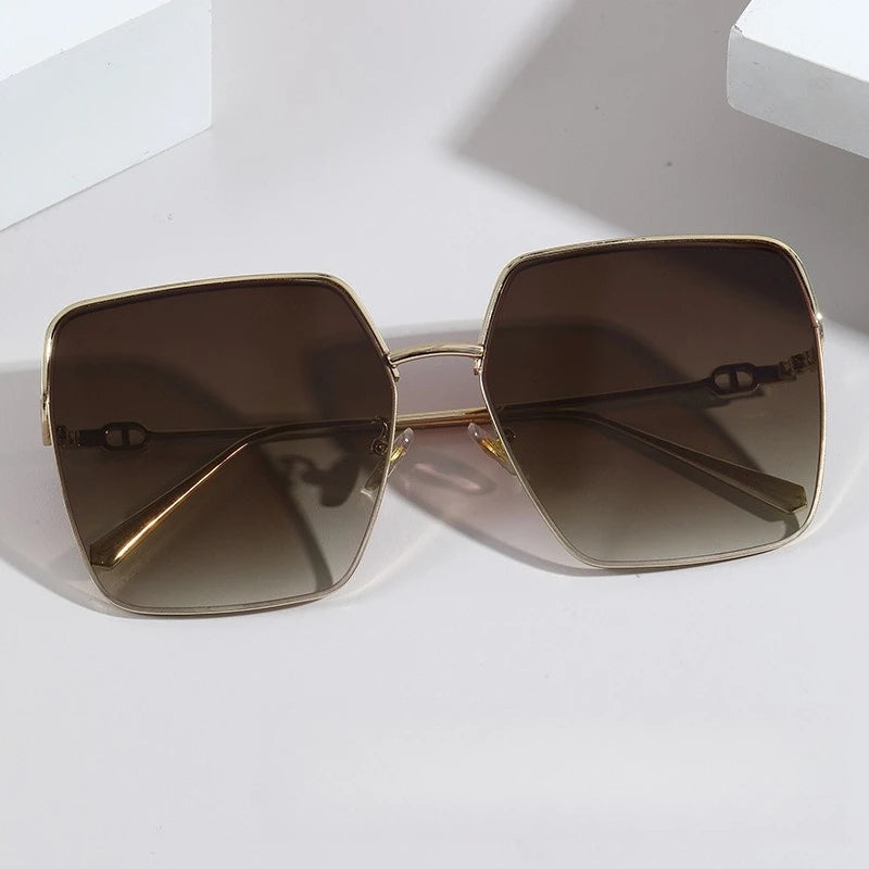 Nuovi occhiali da sole quadrati da donna 2025